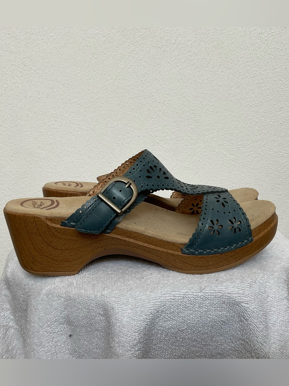 Dansko Sapphire Blue Flower Cut Out Sandals With Buckle, Wood-Look Heel Size 40